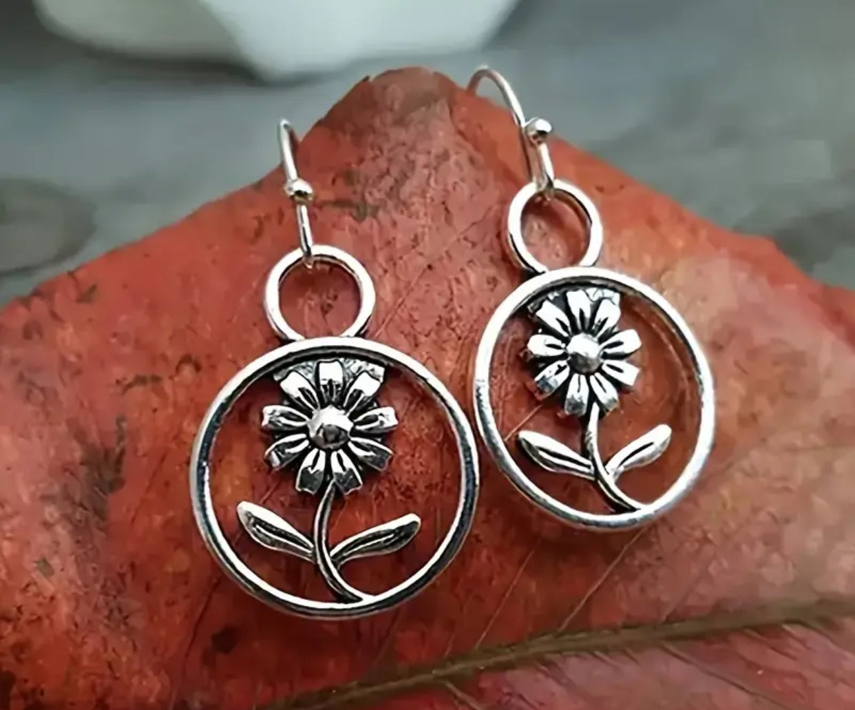 Boho Daisy Charm: Floral Drop Earrings for Plant Lovers