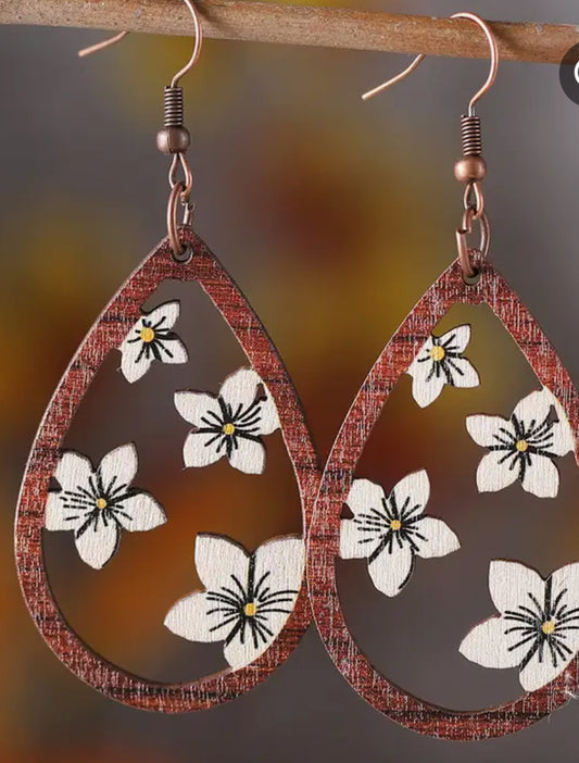 Boho Chic Wooden Teardrop Earrings with Vintage White Floral Cut-Out Design - Elegant Double-Sided Fall Fashion Accessory for Women, Perfect for Autumn Outfits, Natural Style Accessory | Vintage Floral Design | Hookstyle Earrings, Novelty Earrings